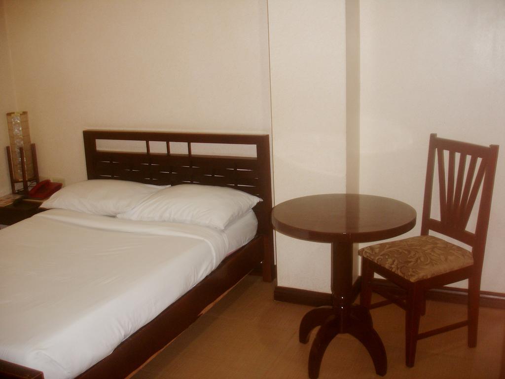 Roxas Midtown Hotel Exterior foto