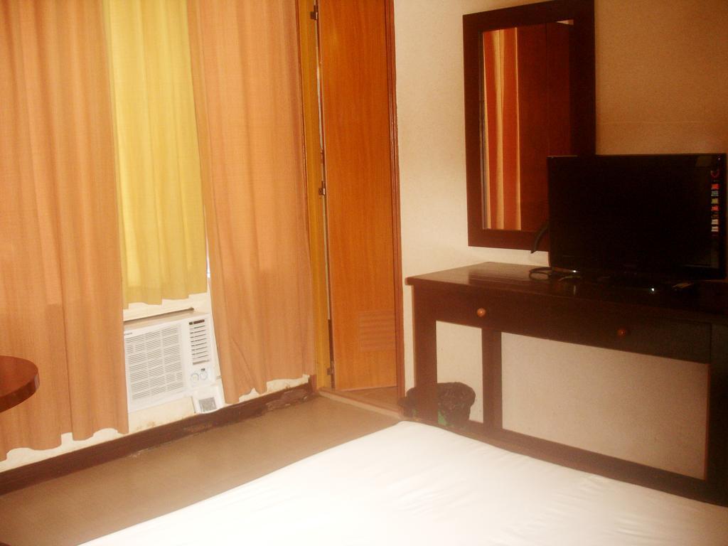 Roxas Midtown Hotel Exterior foto